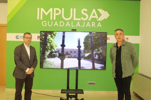 El alcalde de Fontanar subraya las buenas comunicaciones del municipio durante su visita a la Oficina Impulsa