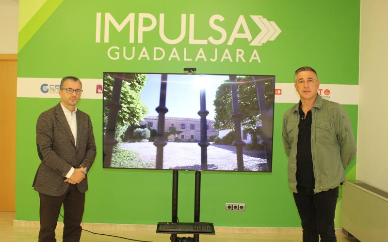 El alcalde de Fontanar subraya las buenas comunicaciones del municipio durante su visita a la Oficina Impulsa