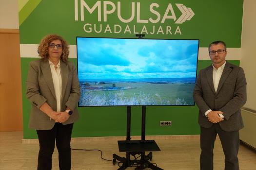 La alcaldesa de Villanueva de la Torre subraya el estrat�gico futuro pol�gono industrial durante su visita a la oficina Impulsa Guadalajara