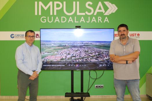 El alcalde de Marchamalo, Rafael Esteban visita la oficina Impulsa Guadalajara