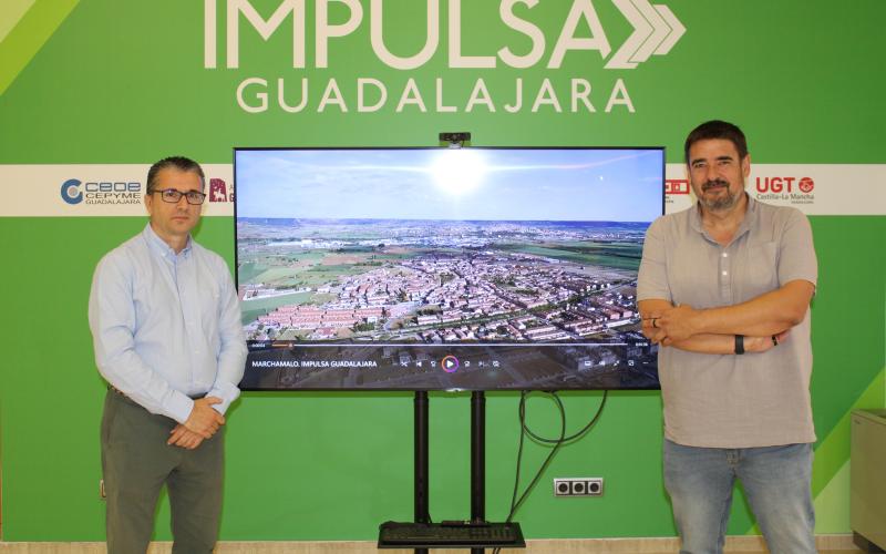 El alcalde de Marchamalo, Rafael Esteban visita la oficina Impulsa Guadalajara