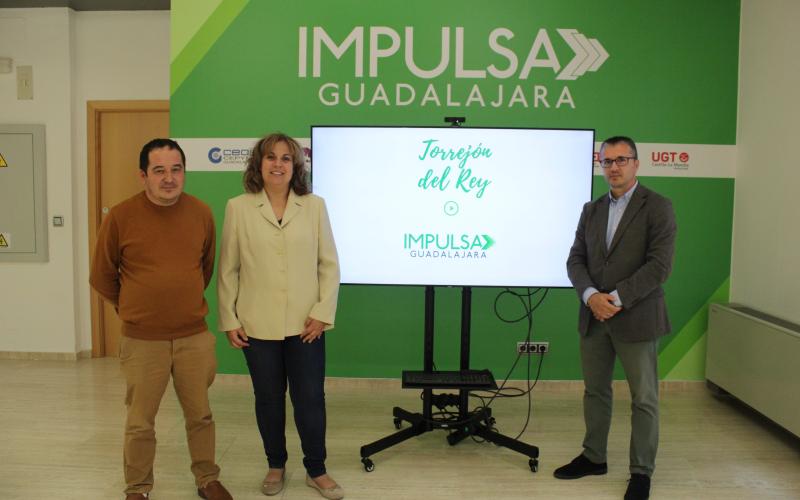 La alcaldesa de Torrej�n del Rey destaca sus excelentes comunicaciones y ubicaci�n estrat�gica durante su visita a la oficina Impulsa Guadalajara