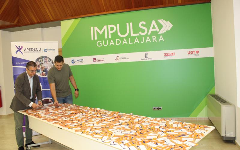 La asociaci�n provincial de Empresarios de Servicios de la Actividad F�sica y el Deporte de Guadalajara realiza el sorteo de los cheques de su campa�a El deporte en verano tiene premio