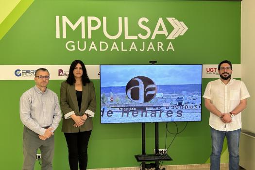 El alcalde de Azuqueca de  Henares, Miguel �scar Aparicio visita la oficina Impulsa Guadalajara