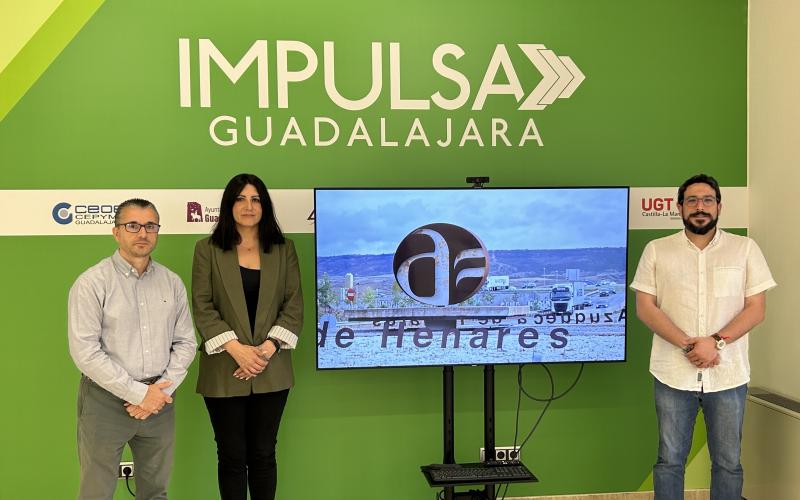 El alcalde de Azuqueca de  Henares, Miguel �scar Aparicio visita la oficina Impulsa Guadalajara